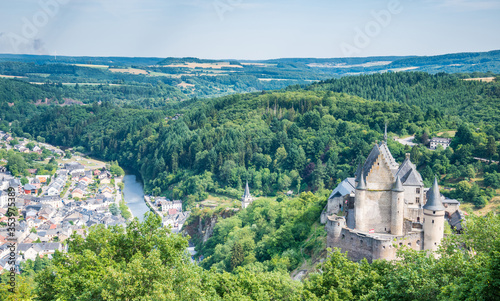 Foto Medieval Castle Vianden, build on top of the mountain in luxemburg