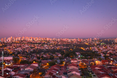 Fotografie Cidade de Londrina no Parana/Brazil com os predios ao fundo e um céu lindo