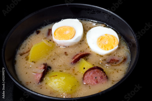 żurek z jajkiem i kiełbasą, żurek, jaj, jedzenie, śniadanie, smażone, posiłek, gotowanie, biała, lunch, białka, gorąco, zdrowa, jajko, kiełbasa, zupa, obiiad, ziemniak