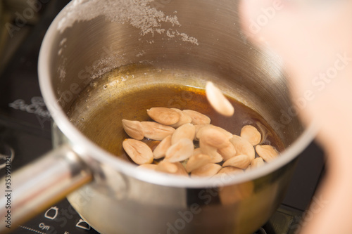 Making almond candied pralines in caramel served.