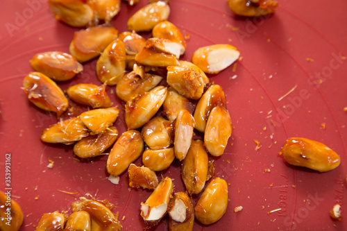 Obraz na plátně Making almond candied pralines in caramel served.
