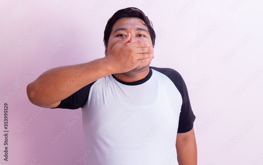 ASIAN MAN CLOSING THE MOUTH ASIAN MAN CLOSING THE MOUTH