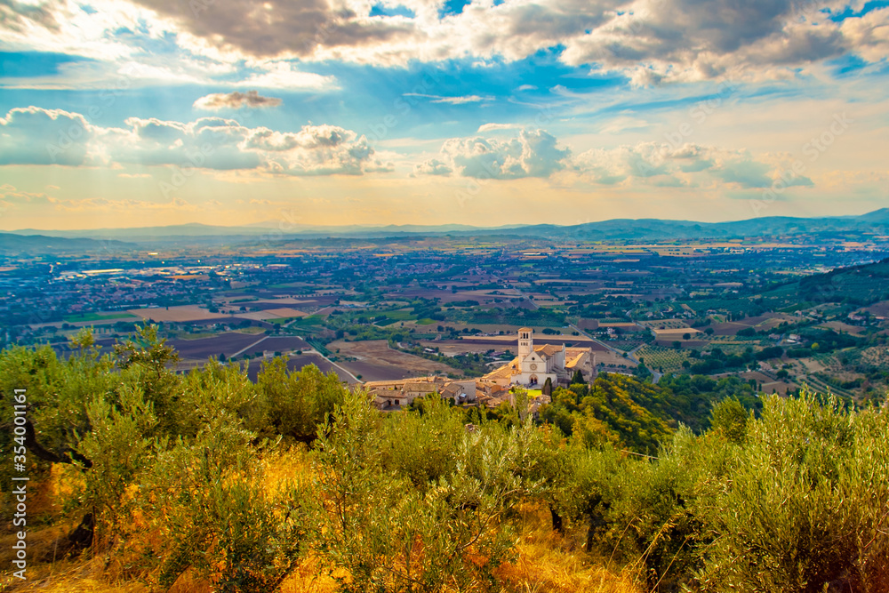 Panorama della spianata di Spoleto con la Basilica si San Francesco Ad Assisi, Umbria, Italia, vista dalla Rocca Maggiore dell'Albornoz