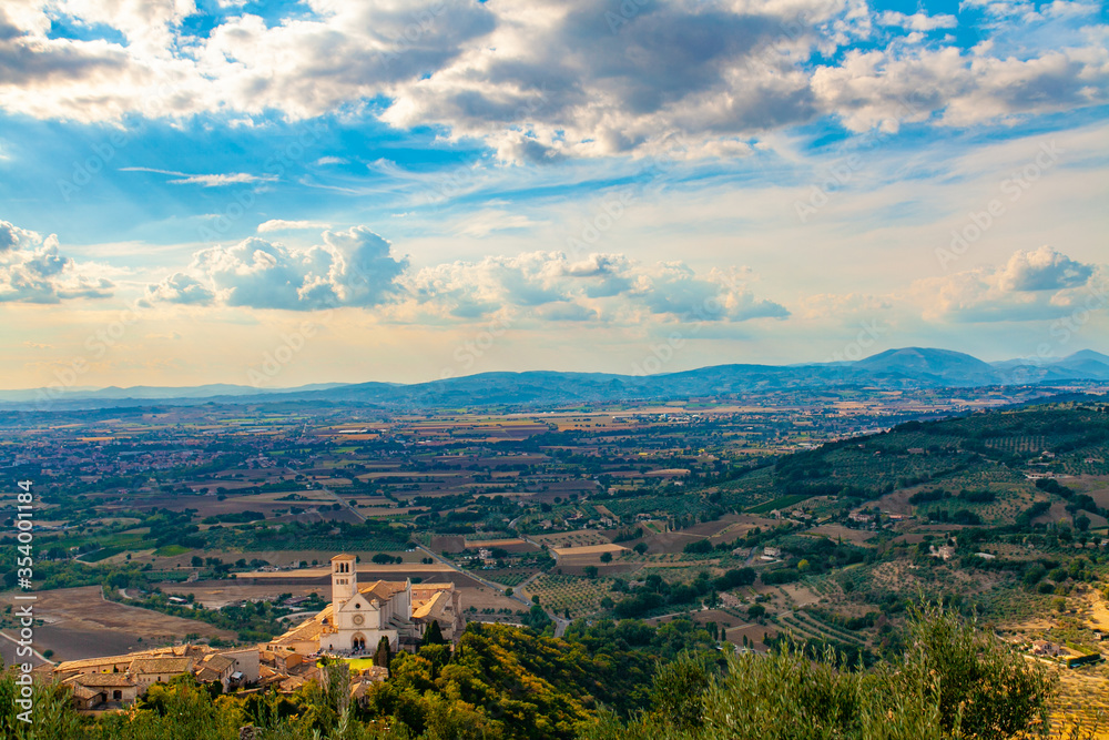 Panorama della spianata di Spoleto con la Basilica si San Francesco Ad Assisi, Umbria, Italia, vista dalla Rocca Maggiore dell'Albornoz