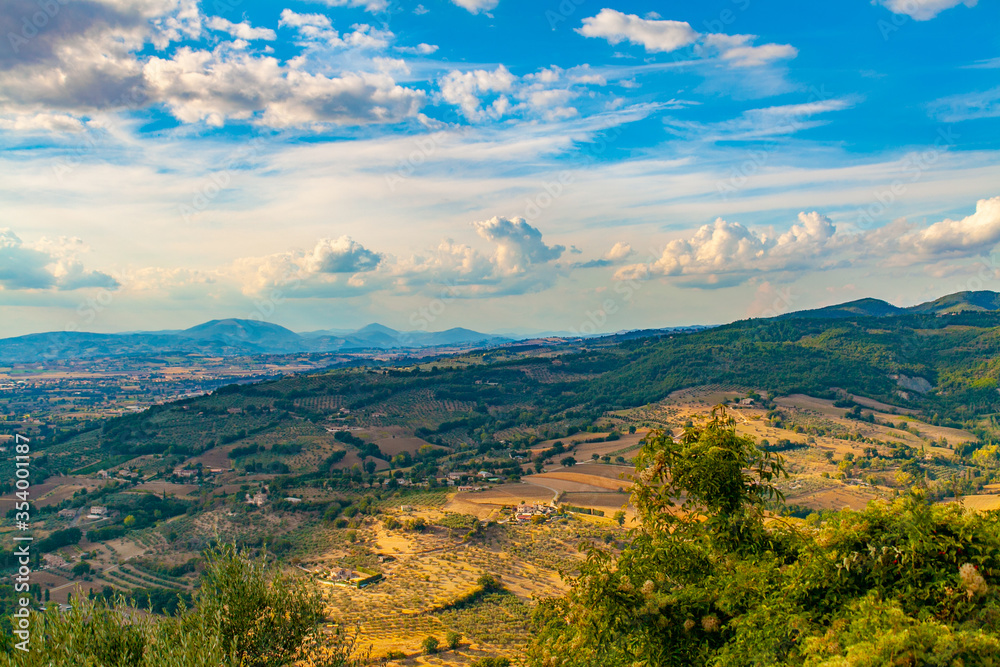 Obraz premium Panorama intorno all'antico borgo di Assisi, Umbria, Italia, visto dalla Rocca MAggiore dell'Ambornoz,