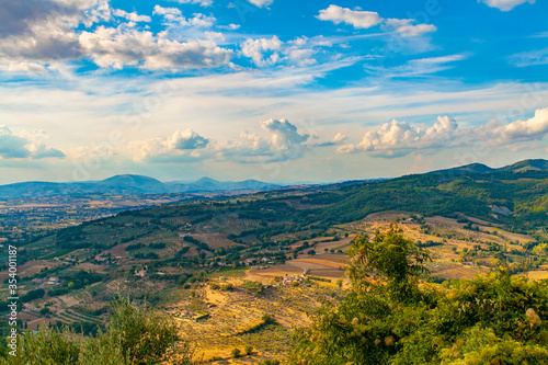 Panorama intorno all antico borgo di Assisi  Umbria  Italia  visto dalla Rocca MAggiore dell Ambornoz 