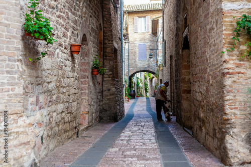 Stretta strada dell'antico borgo di Assisi, Umbria, Italia © oltrelautostrada