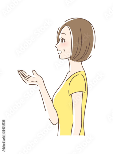 笑顔で手を差し出す女性の横顔