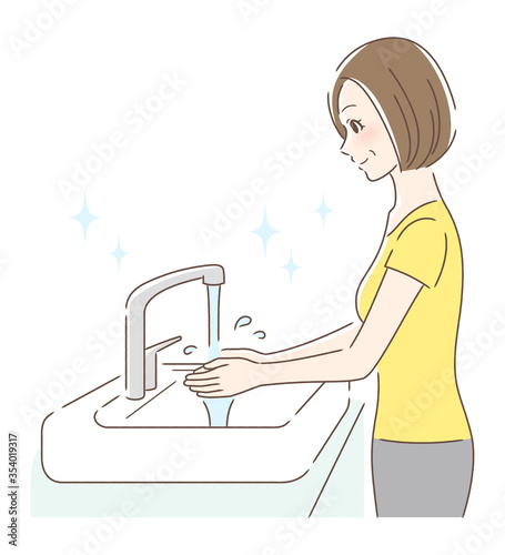 水道水で手を洗う女性