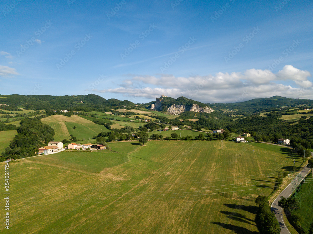 Obraz premium Countryside of Marecchia Valley and in foregrounf the old fortress of San Leo