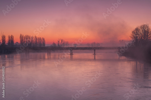 alba invernale sul fiume
