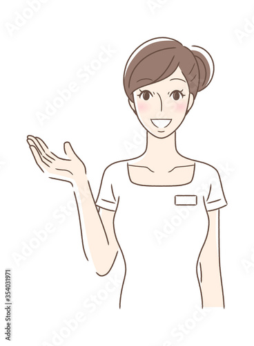 笑顔で手を差し出す正面向きの女性

