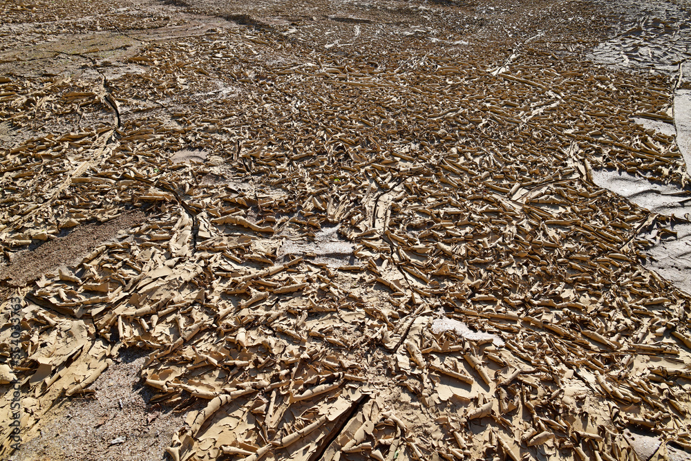 Φωτογραφία ausgetrockneter Boden als Folge mangelnden Regens - dried up soil due to lack of