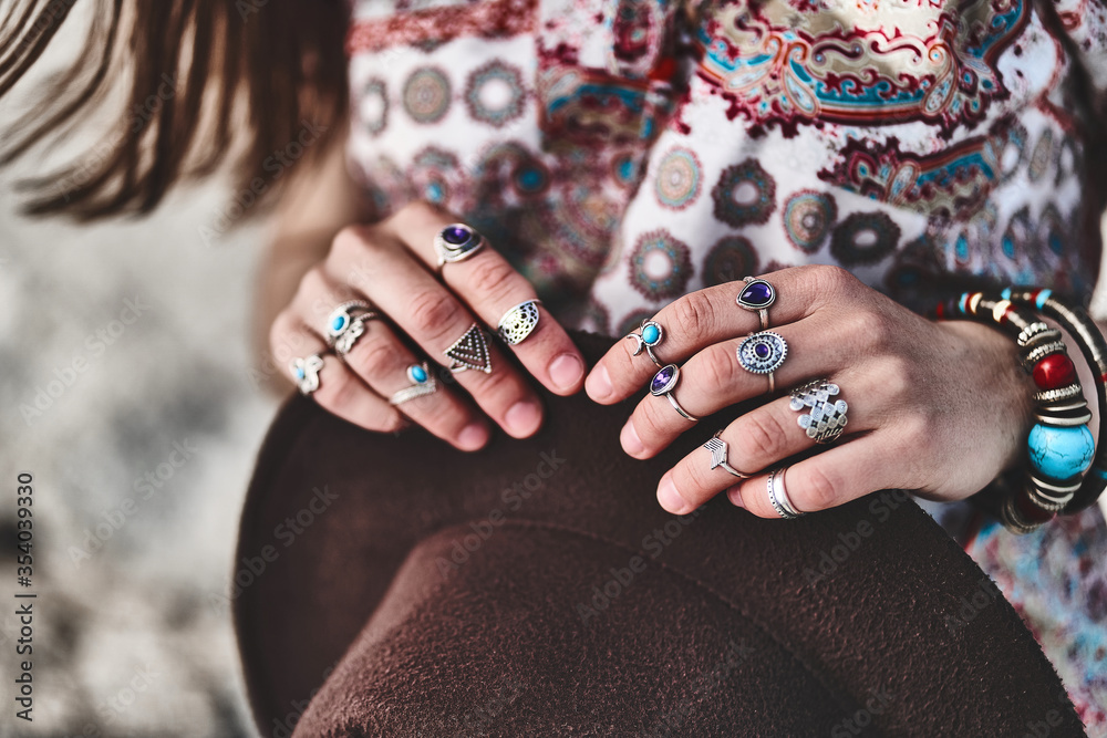 Gorgeous stylish boho chic woman wearing silver rings. Fashionable indian  hippie gypsy bohemian outfit with jewelry accessories details Stock-foto |  Adobe Stock