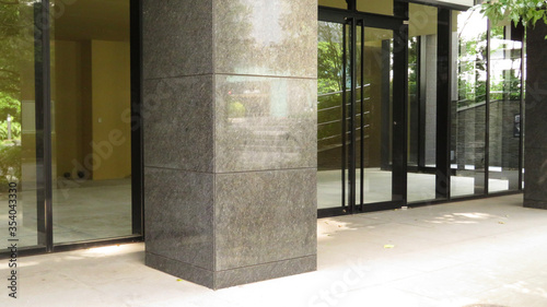 都市のビジネスビルの空きテナント