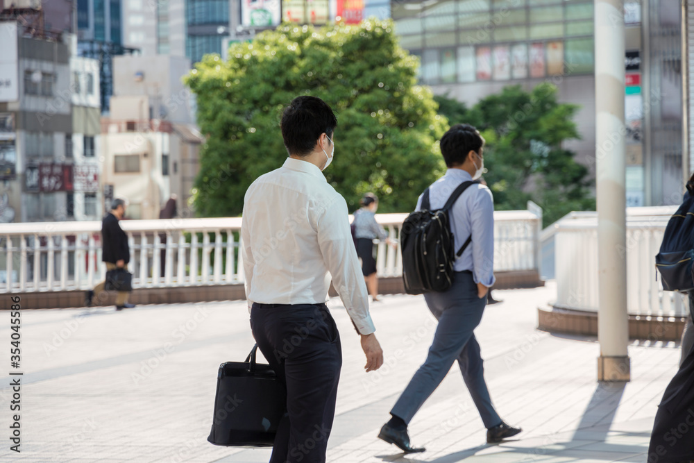 Obraz premium 緊急事態宣言解除後の通勤風景