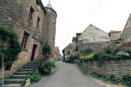 Fototapeta Naklejka Na Ścianę i Meble -  narrow streets in a small medieval city in Burgundy, France