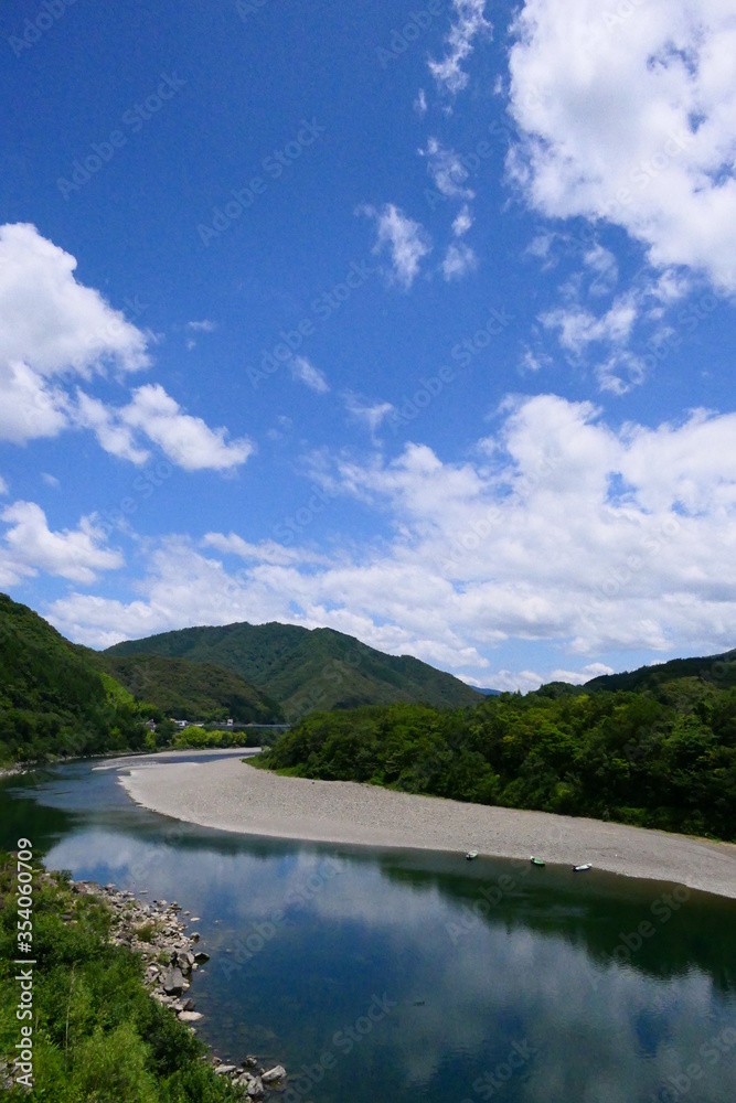 初夏の四万十川。高知、日本。6月上旬。