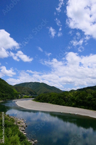 初夏の四万十川。高知、日本。6月上旬。 © 義美 前田