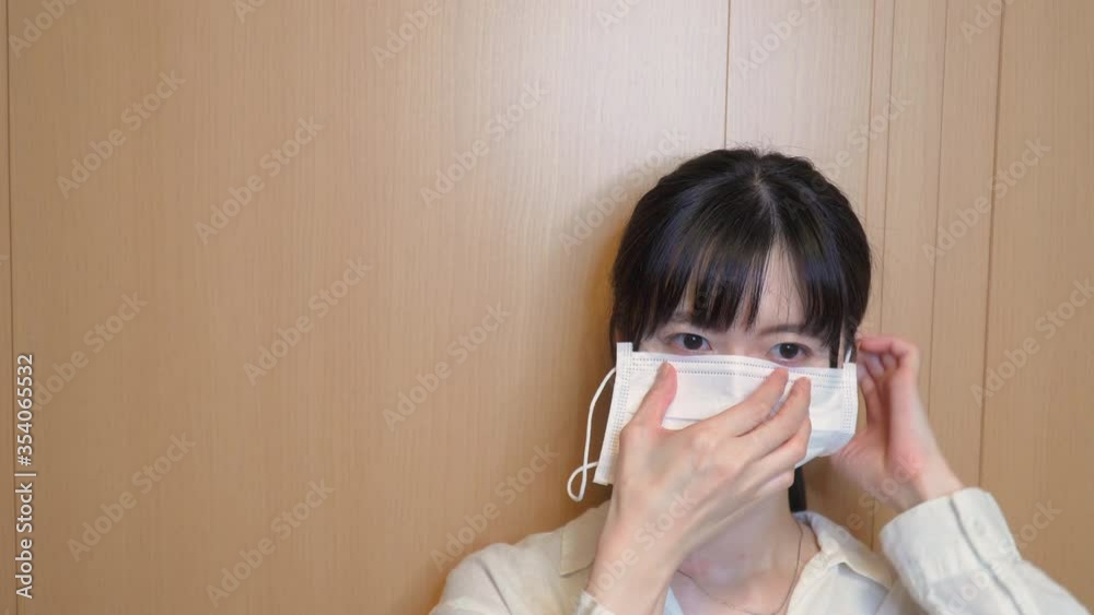 マスクを正しくつける女性 手順 マスクを正しくつける女性 手順