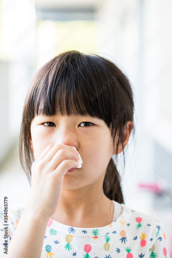 鼻血を出ている小学生の女の子 鼻血を出ている小学生の女の子