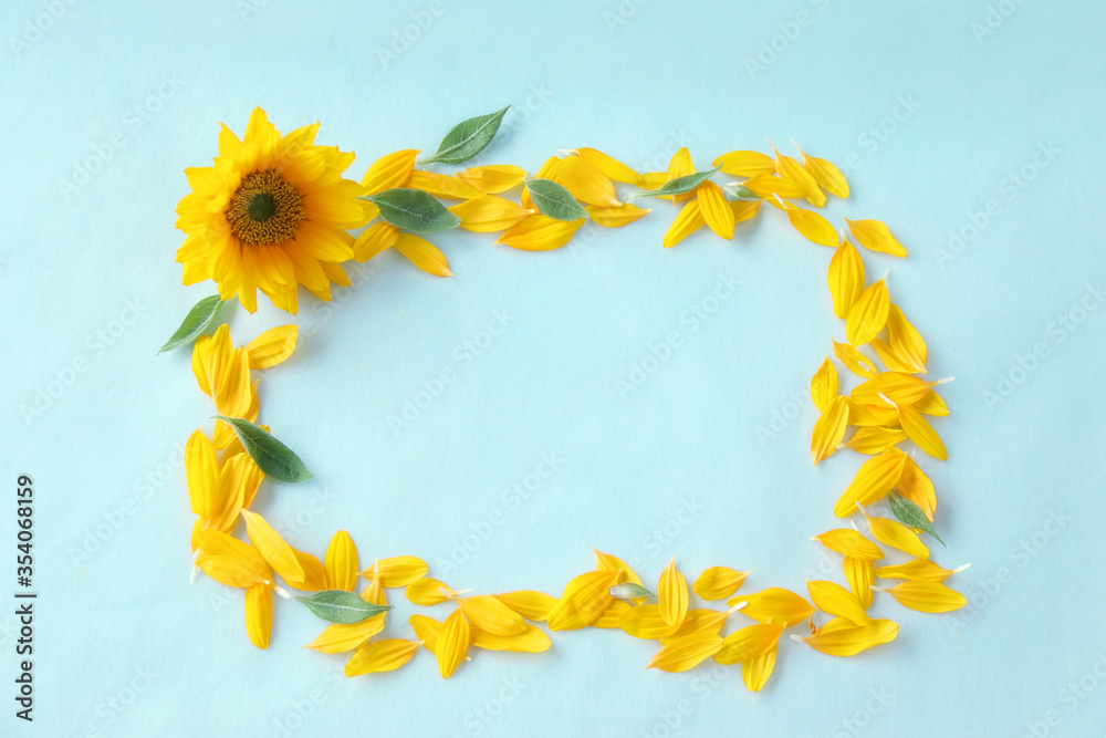 ヒマワリの花と花びらのフレーム Stock Photo Adobe Stock