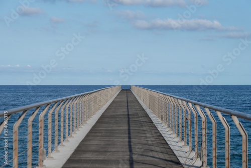 Puente con horizonte al mar infinito