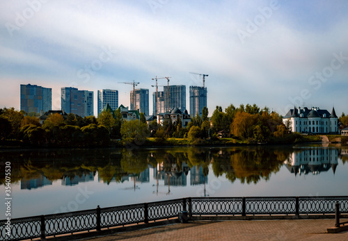 Canvas Print Bank of the Moscow River and ancient castles in greenery
