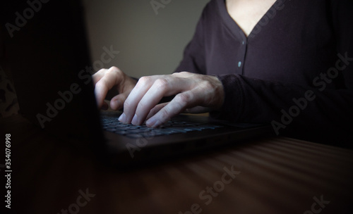 Mujer trabajando en casa con su portátil