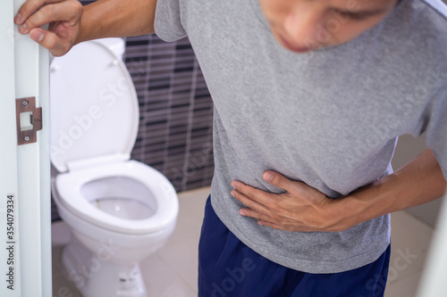 Foto Men have stomach pain and freckles because of urination