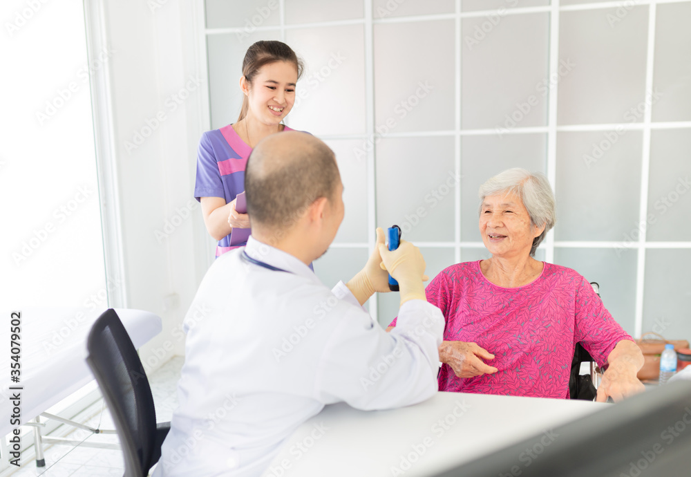 Obraz premium close up old female, Asian doctor talk with old female patient about disease symptom in mental care clinic, he screening and explaining to patient, elderly health check up, happiness hospital