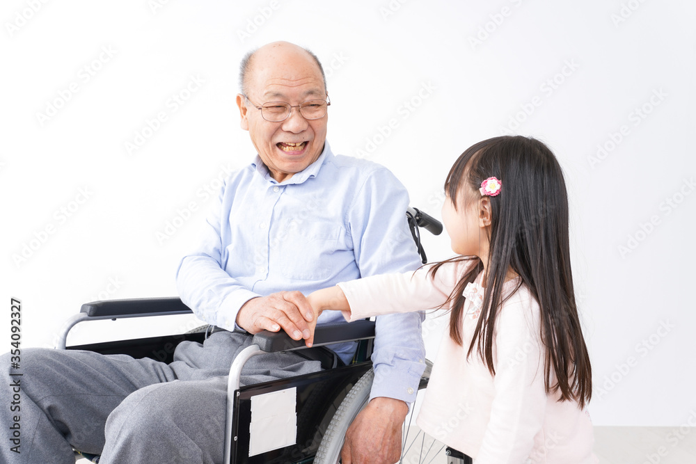 車椅子に乗る高齢男性と女の子 車椅子に乗る高齢男性と女の子