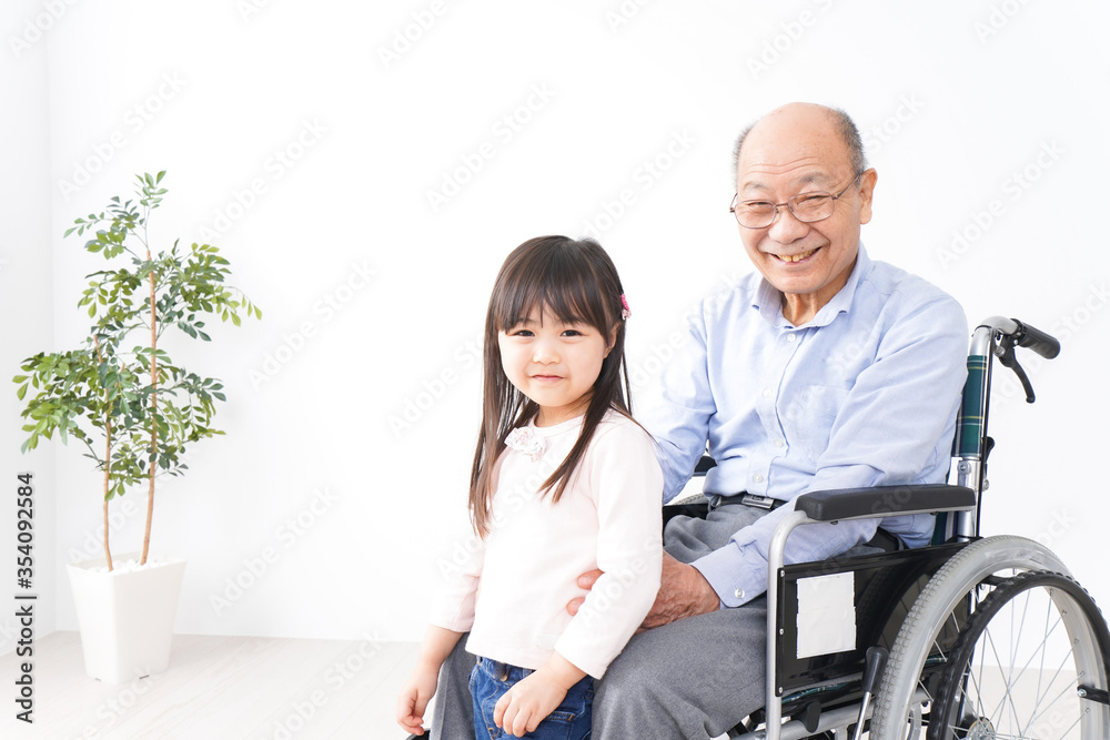 車椅子に乗る高齢男性と女の子 車椅子に乗る高齢男性と女の子
