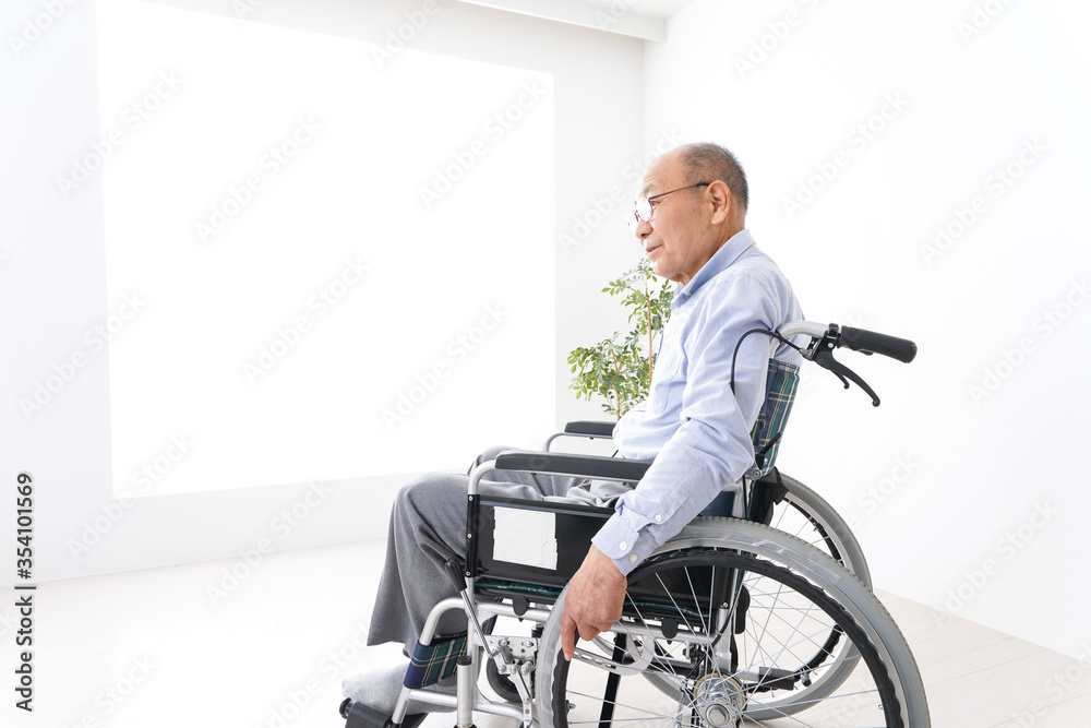 車椅子に乗る高齢の男性 車椅子に乗る高齢の男性