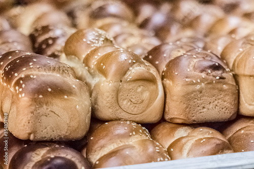 Fotografia Hala breads in store for sabbat