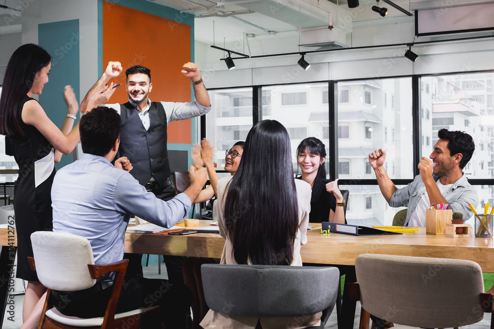 Obraz premium business team celebrate together in office, teamwork success win strategie meeting table