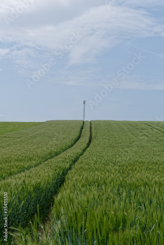 Trace agricole vers l'antenne à l'horizon - France
