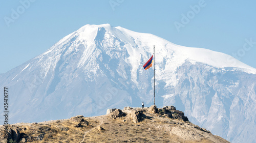 Fotografie Mount Ararat and Armenian flag, Khor Virap, Armenia