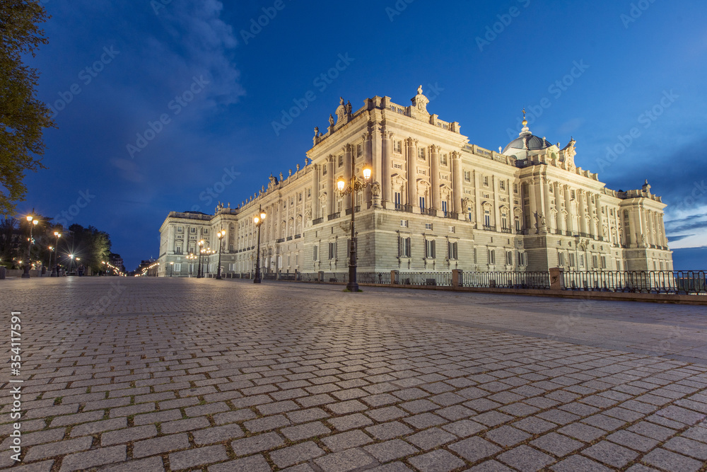 Palacio de Real al atardecer situado en la plaza de Oriente en Madrid