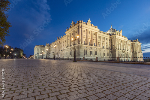 Palacio de Real al atardecer situado en la plaza de Oriente en Madrid