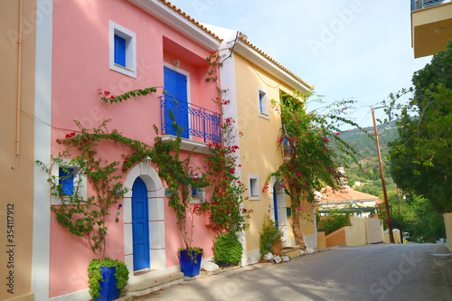 Fototapeta Naklejka Na Ścianę i Meble -  Farbenfrohe Häuser mit blauen Türen eines idyllischen Dorfes in Griechenland
