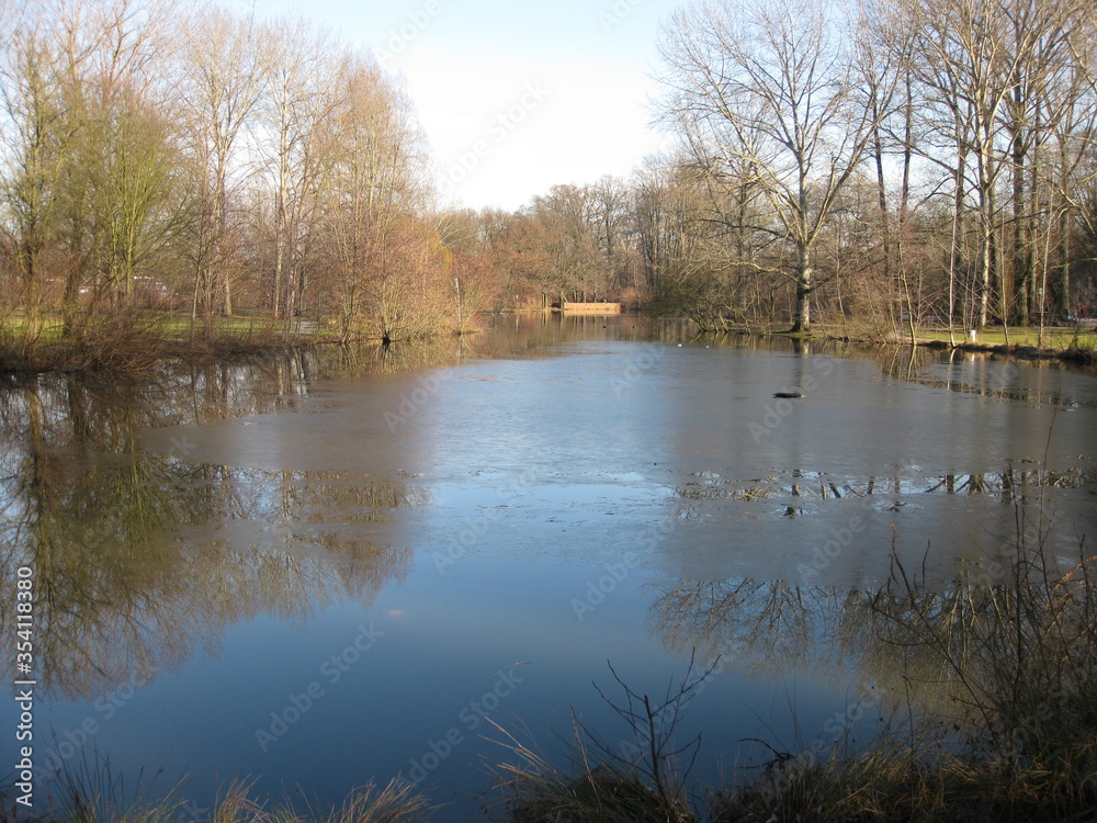 Weiher mit Eisfilm