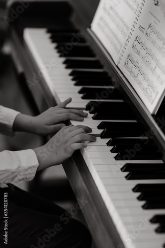 Enfant jouant au piano