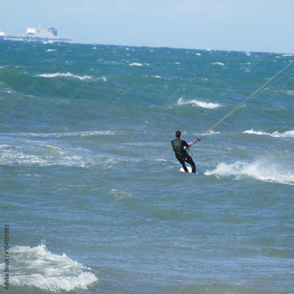 Praticare windsurf in un mare molto mosso della costa adriatica. Sud Europa