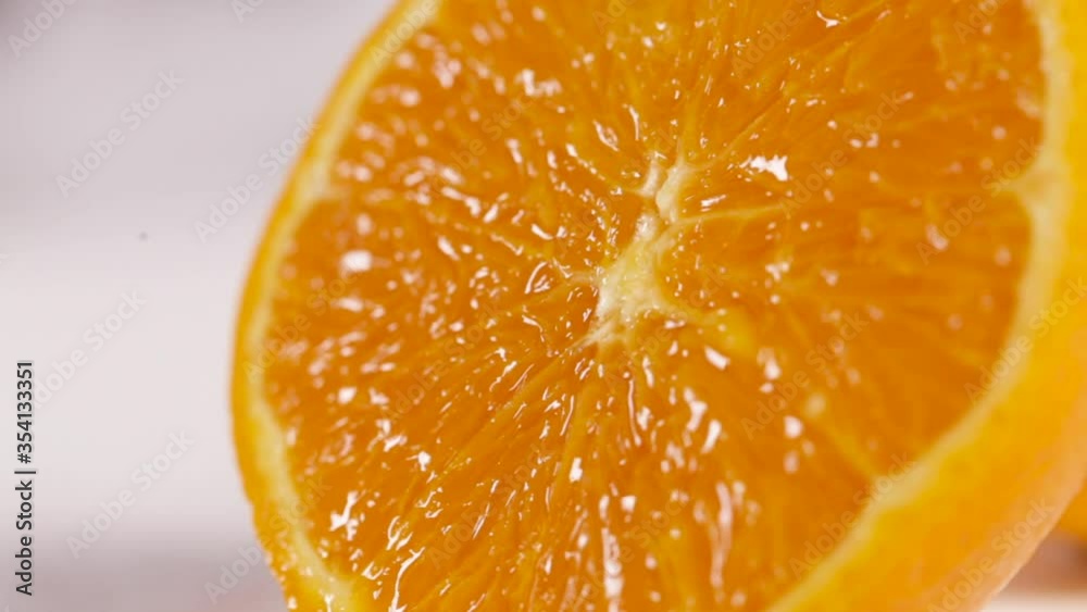 Deliciosa naranja cortada