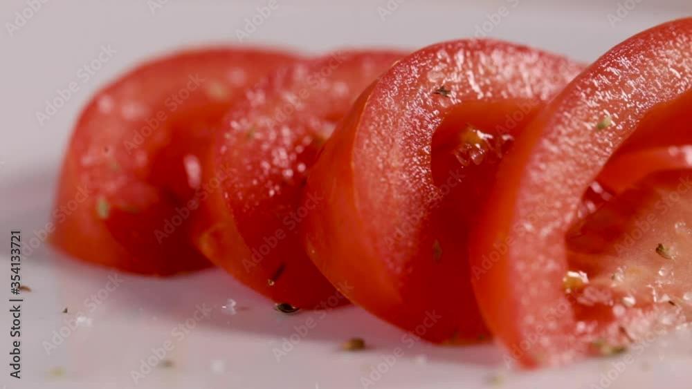 Cocinando y preparando tomate con orégano para una comida deliciosa