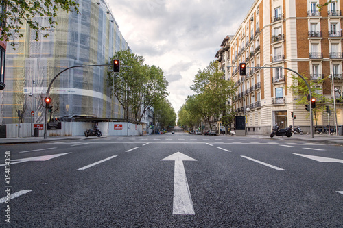Calle de Madrid, España, vacía debido a la crisis del coronavirus photo