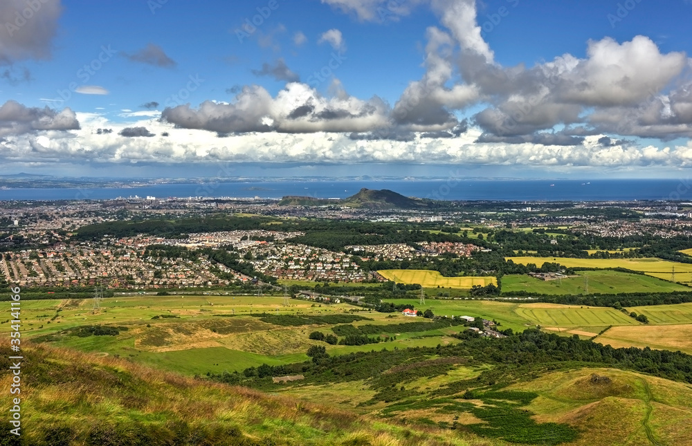 Fototapeta premium Edinburgh from Pentland Hills