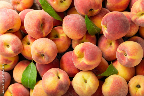 Fotografia fresh peaches as background, top view