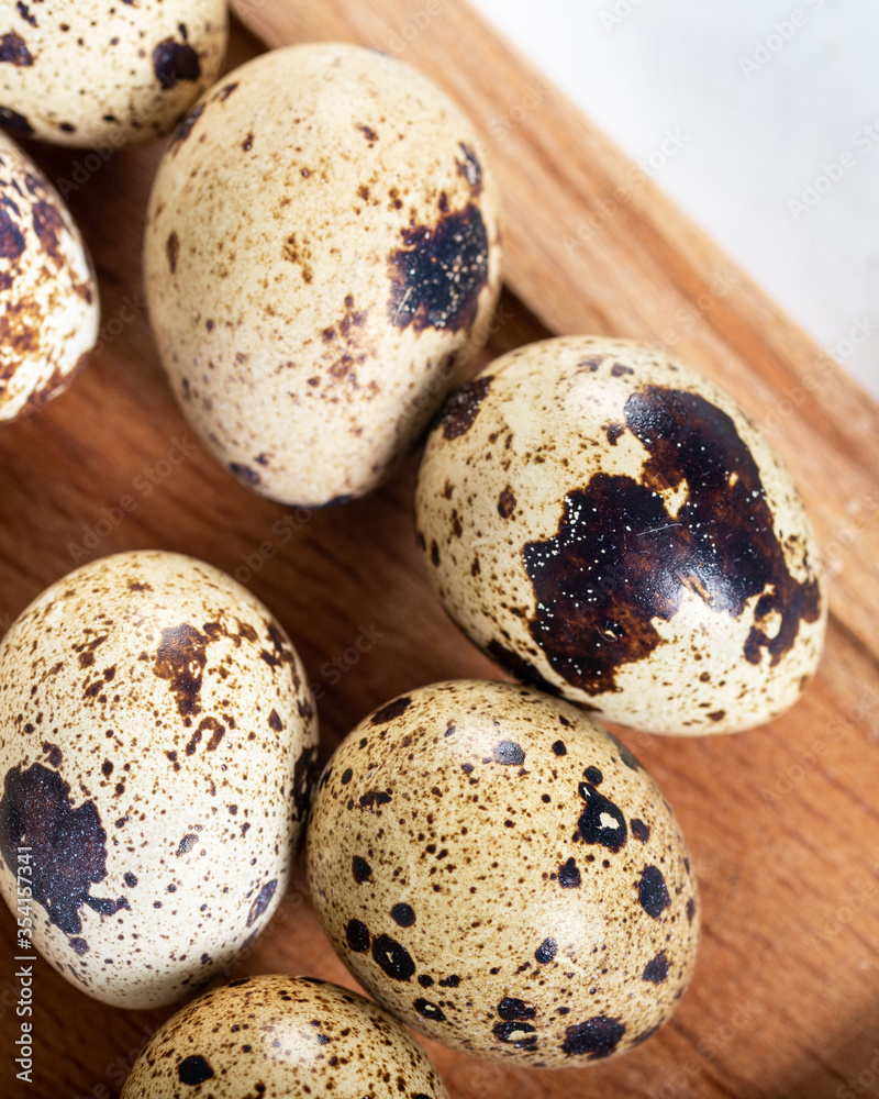 Fototapeta premium quail eggs on wooden background